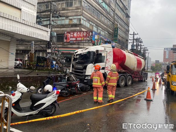 ▲▼ 新北汐止曳引車自撞電線桿。（圖／記者邱中岳翻攝）