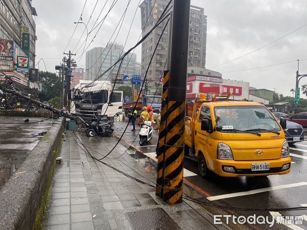 ▲▼ 新北汐止曳引車自撞電線桿。（圖／記者邱中岳翻攝）