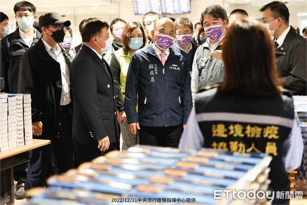 ▲▼行政院蘇貞昌院長12/31前往桃園機場，視察「中國航班加強檢疫措施執行情形」陪同包括指揮中心指揮官王必勝、發言人裝人祥及交通部長王國材等人。（圖／指揮中心提供）