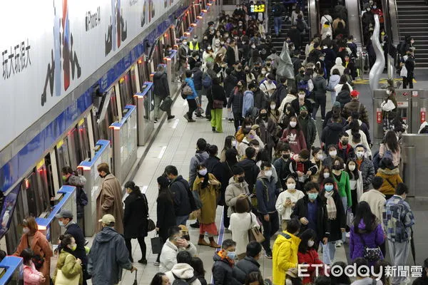 ▲▼2022跨年夜，台北交通運輸樞紐的台北市府轉運站及捷運板南線市府站，陸陸續續出現返鄉及參加跨年夜的人潮。（圖／記者湯興漢攝）