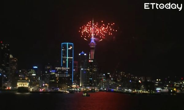 直播／全球最早迎接2023　紐西蘭天空塔上演燈光秀、煙火