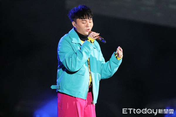 ▲許富凱在右耳耳機沒有聲音的情況下唱完。（圖／記者黃克翔攝）