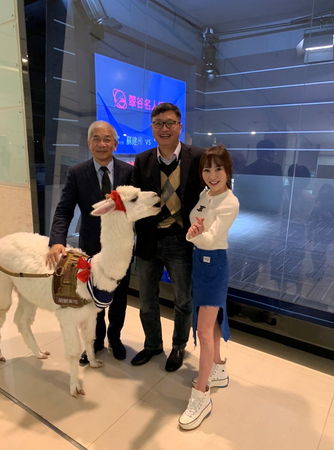 圖三：王宥忻與世新大學校長陳清河（左一）及傳管系主任蘇建州合影。（圖／世新大學提供）