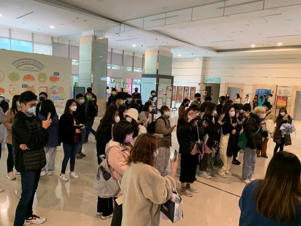 圖四：王宥忻與萌獸麥可直播吸引大批師生駐足圍觀拍照。（圖／世新大學提供）