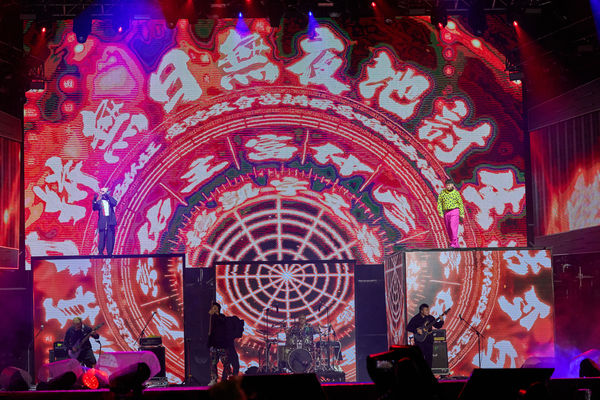 ▲許富凱當時站上高台，才發現右邊耳機壞了。（圖／凱聲影藝提供）