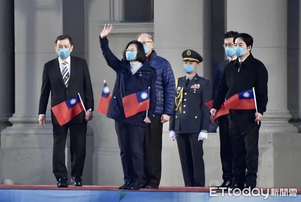 ▲▼總統蔡英文、副總統賴清德出席中華民國112年元旦總統府升旗典禮  。（圖／記者李毓康攝）