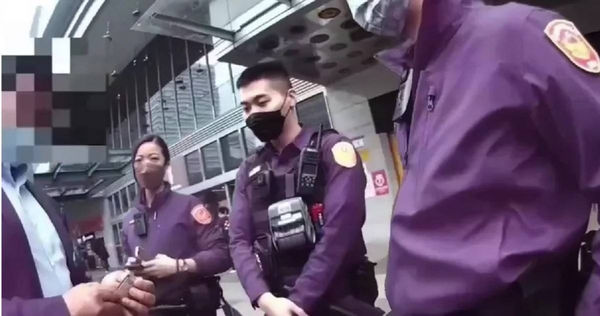 北市南港分局日前逮獲3名印度籍人士，以魔術、讀心術等手法，向台人索要金錢。（圖／翻攝畫面）