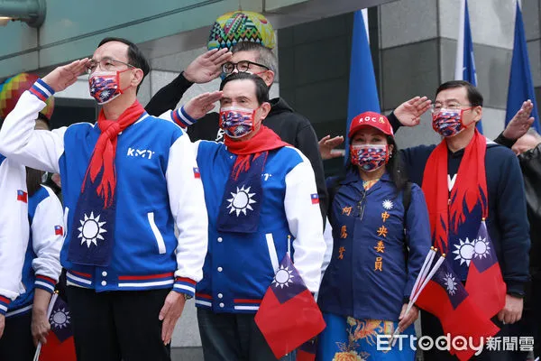 ▲▼朱立倫、馬英九出席「元旦升旗，早起打拚」112年國民黨中央升旗活動。（圖／記者周宸亘攝）