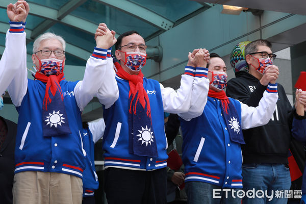 ▲▼朱立倫、馬英九出席「元旦升旗，早起打拚」112年國民黨中央升旗活動。（圖／記者周宸亘攝）