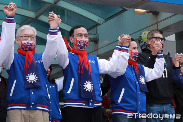 ▲▼朱立倫、馬英九出席「元旦升旗，早起打拚」112年國民黨中央升旗活動。（圖／記者周宸亘攝）