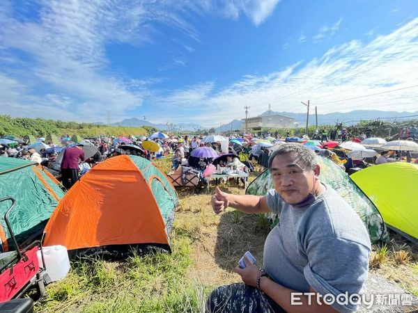 ▲▼南投竹山指南宮元旦發錢母，吸引信眾前來排隊。（圖／記者高堂堯翻攝）