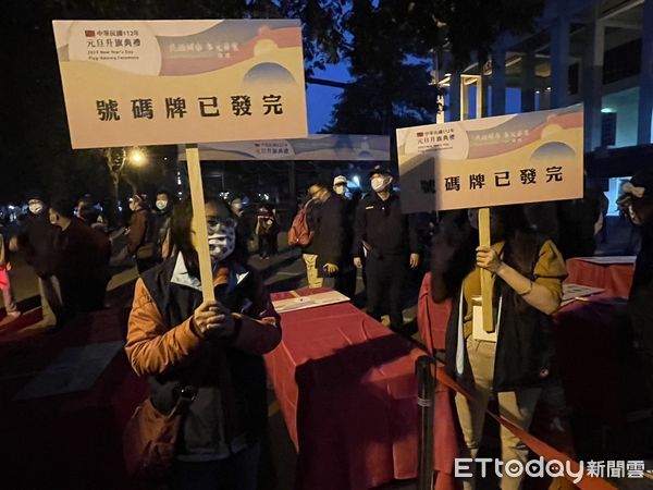 ▲▼高雄元旦升旗典禮一卡通發放。（圖／記者許展溢攝）