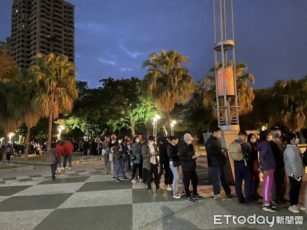 ▲▼高雄元旦升旗典禮一卡通發放。（圖／記者許展溢攝）