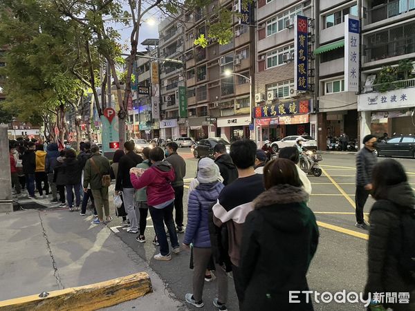 ▲▼高雄元旦升旗典禮一卡通發放。（圖／記者許展溢攝）