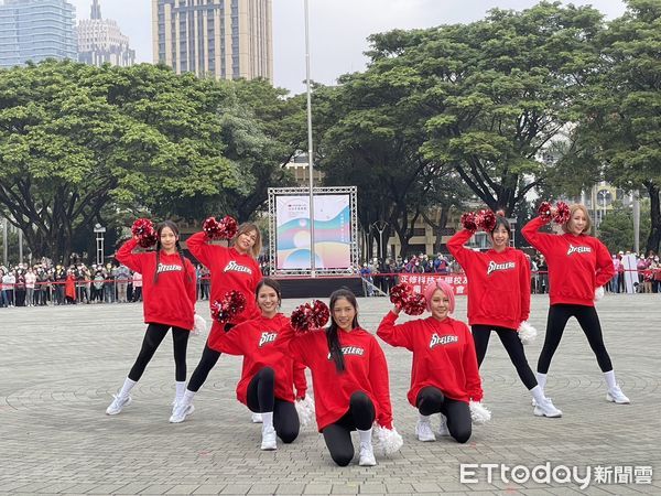 ▲▼高雄元旦升旗典禮一卡通發放。（圖／記者許展溢攝）