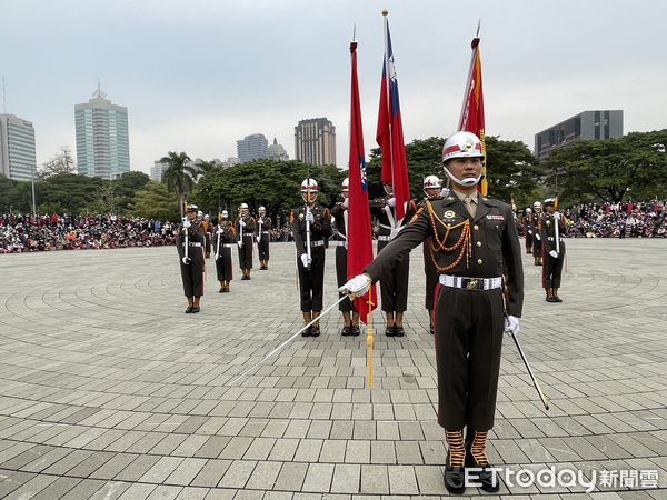 ▲▼高雄元旦升旗典禮一卡通發放。（圖／記者許展溢攝）