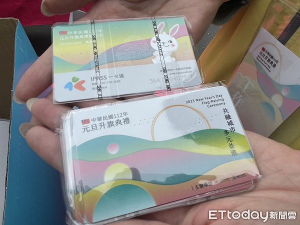 ▲▼高雄元旦升旗典禮一卡通發放。（圖／記者許展溢攝）