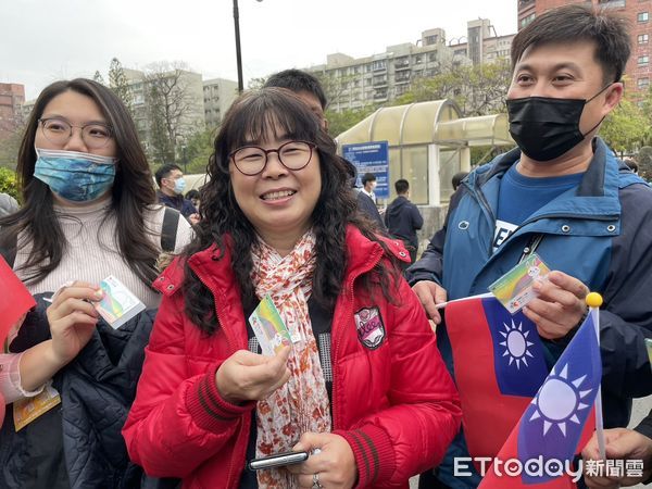 ▲▼高雄元旦升旗典禮一卡通發放。（圖／記者許展溢攝）