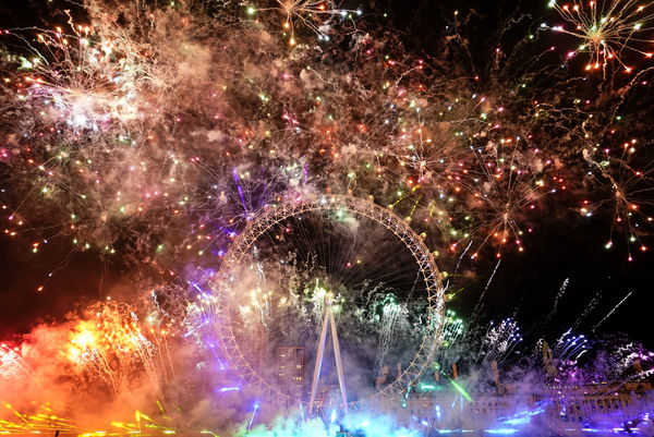 ▲▼英國跨年，倫敦眼（London Eye）煙火秀迎接2023年。（圖／達志影像／美聯社）