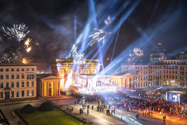 ▲▼德國跨年，柏林布蘭登堡門（Brandenburg Gate）煙火秀迎接2023年。（圖／達志影像／美聯社）