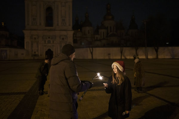 ▲▼烏克蘭跨年，基輔索菲亞廣場（Sophia Square）一位小女孩點燃仙女棒。（圖／達志影像／美聯社）