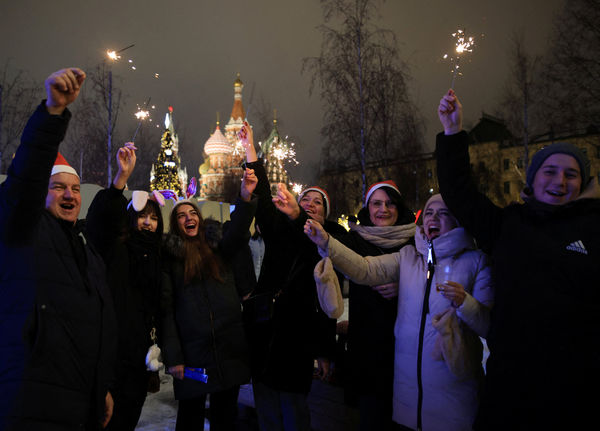 ▲▼俄羅斯跨年，莫斯科民眾玩仙女棒慶祝。（圖／路透）