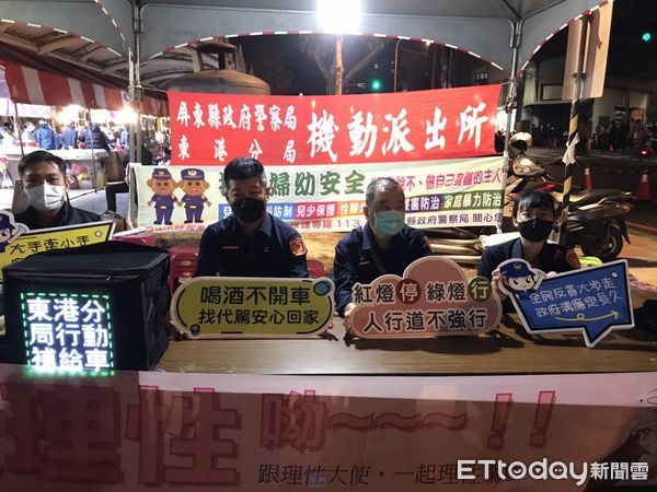 ▲東港警以LED行動補給機車穿梭送補給品             。（圖／記者陳崑福翻攝，下同）