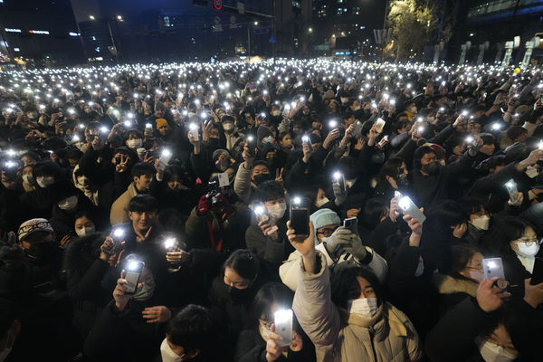 ▲▼南韓跨年，首爾民眾聚集在普信閣鐘樓前，打開手機手電筒參與敲鐘祈福儀式 。（圖／達志影像／美聯社）