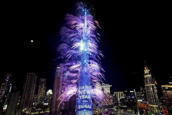 ▲▼阿拉伯聯合大公國跨年，全球最高建築物哈里發塔（Burj Khalifa）煙火秀迎接2023年。（圖／達志影像／美聯社）