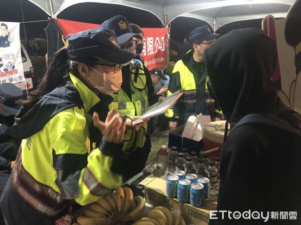 ▲里港警方進行跨年晚會活動交通、安全維護             。（圖／記者陳崑福翻攝，下同）