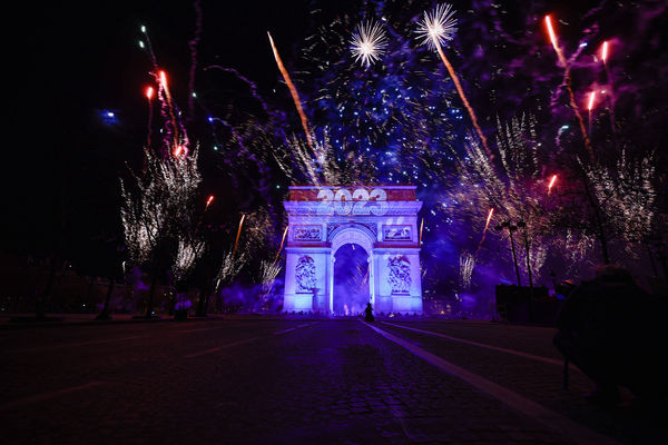 ▲▼法國跨年，巴黎香榭麗舍大街（Champs Elysees avenue）西端的凱旋門（ Arc de Triomphe）施放煙火迎接2023。（圖／路透）