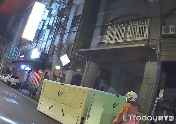 ▲壯碩男酒後醉坐5樓遮雨棚透氣，警消備妥氣墊以防萬一。（圖／桃園警分局提供）