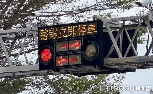 ▲１名網友12月31日開車行經台南仁德車站旁平交道時，目擊前方一位騎士明明平交道柵欄已經放下，卻催油門不斷衝撞柵欄7次，違規行為南警要罰。（圖／記者林悅翻攝，下同）