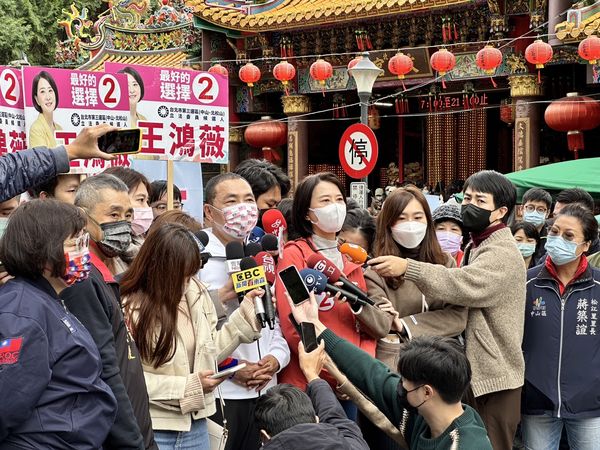 ▲▼侯友宜陪同王鴻薇參拜文昌宮。（圖／王鴻薇辦公室提供）