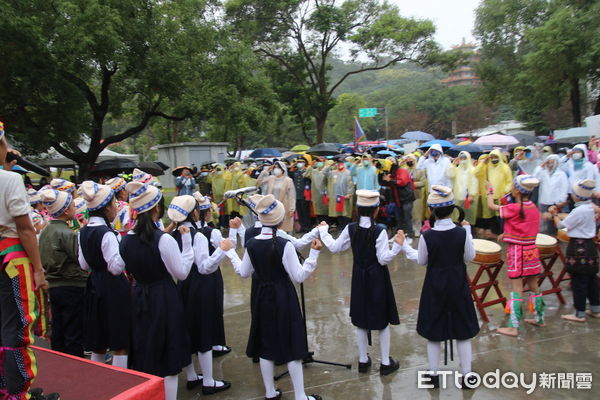 ▲台東縣政府1/1在台東鐵道藝術館舉行升旗典禮。（圖／記者楊漢聲翻攝）