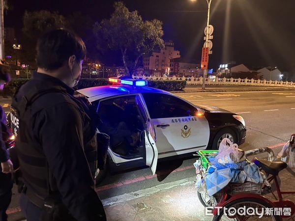 ▲員警邱黃秉義則是親自跨上三輪車，幫老翁將三輪車騎回中西區大埔街的家中。（圖／記者林悅翻攝，下同）