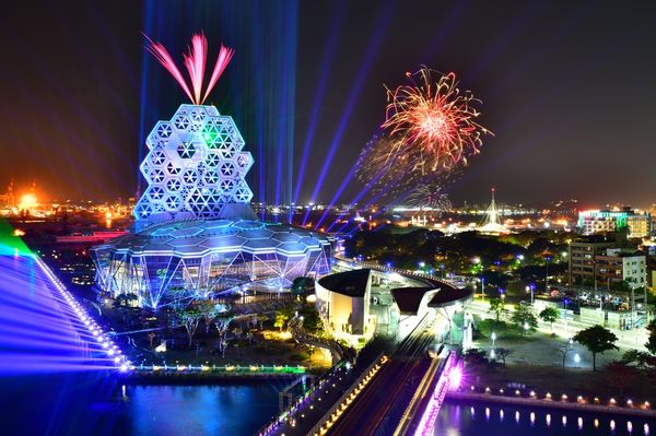 ▲▼史無前例跨2次！高雄今晚再開跨年演唱會，大港花火狂放223秒。（圖／記者賴文萱翻攝）