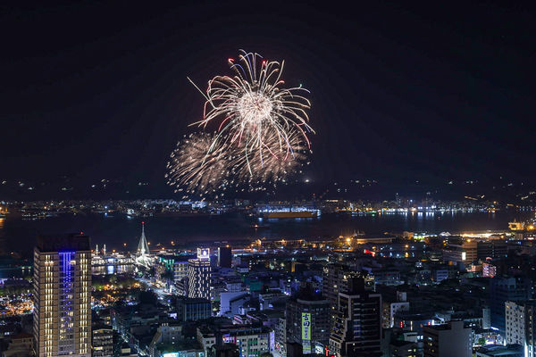 ▲▼史無前例跨2次！高雄今晚再開跨年演唱會，大港花火狂放223秒。（圖／記者賴文萱翻攝）