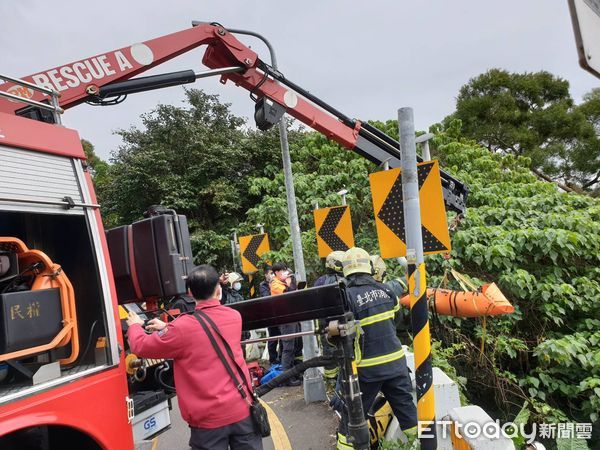 ▲▼一名女子騎腳踏車摔落2層樓高的邊坡，導致鎖骨骨折。（圖／記者黃彥傑翻攝）