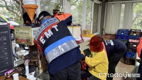 ▲台南市官田區發生女員工被冰淇淋製冰機夾手，消防人員拆解機器搶救脫困送醫。（圖／民眾提供，下同）