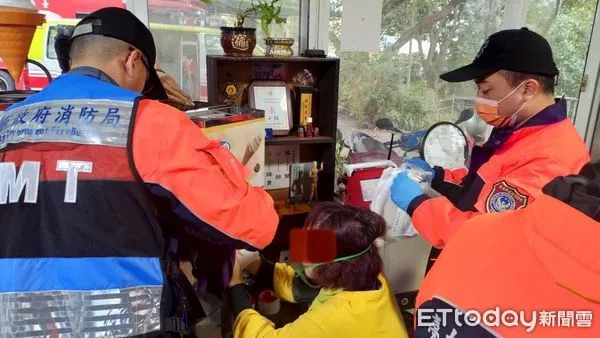 ▲台南市官田區發生女員工被冰淇淋製冰機夾手，消防人員拆解機器搶救脫困送醫。（圖／民眾提供，下同）