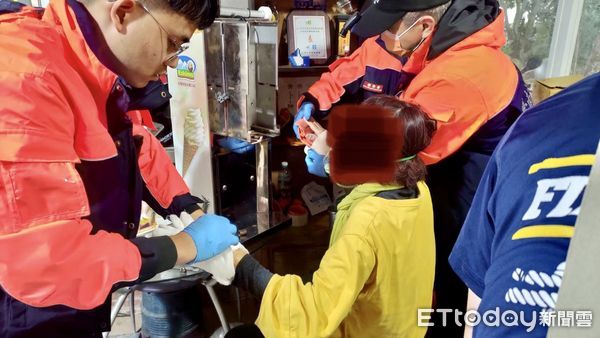 ▲台南市官田區發生女員工被冰淇淋製冰機夾手，消防人員拆解機器搶救脫困送醫。（圖／民眾提供，下同）