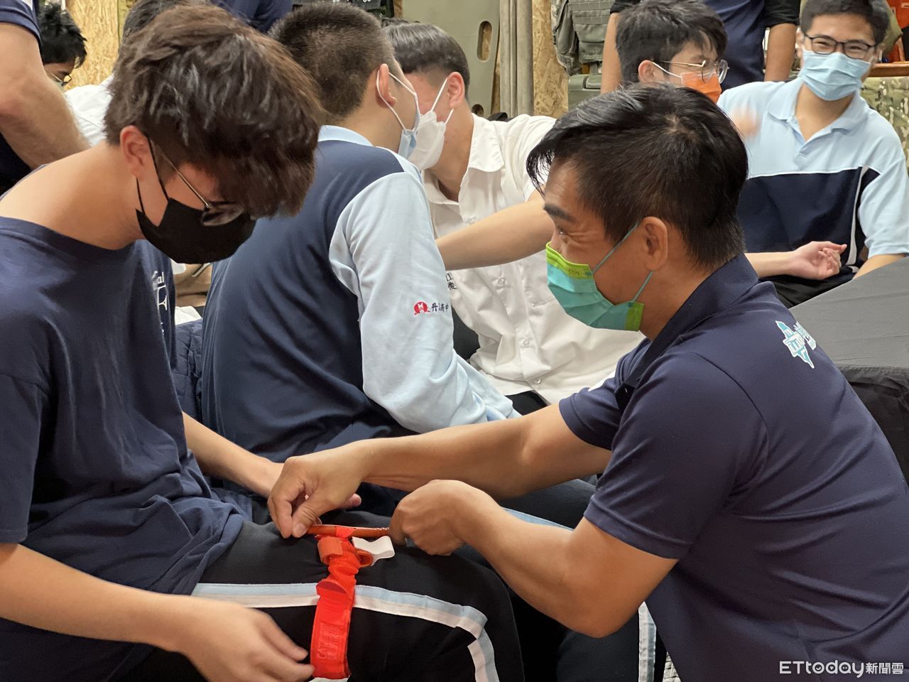 ▲CAMP66創辦人熊麒勝與學生們說明並操作止血帶的使用方式。（圖／記者陳詩璧攝）
