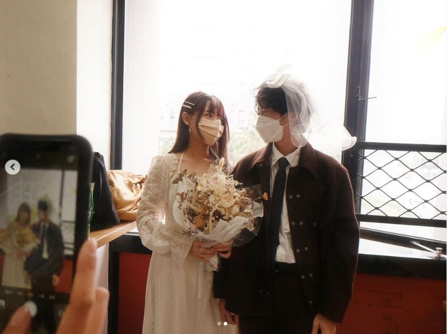 ▲關關驚喜宣布結婚。（圖／翻攝自Instagram／ijk_0211）