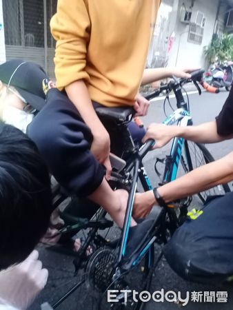 ▲潮州消防分隊急救援腳踝被腳踏車夾住的學童             。（圖／民眾提供，下同）