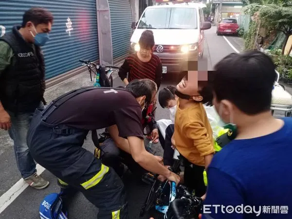 ▲潮州消防分隊急救援腳踝被腳踏車夾住的學童             。（圖／民眾提供，下同）