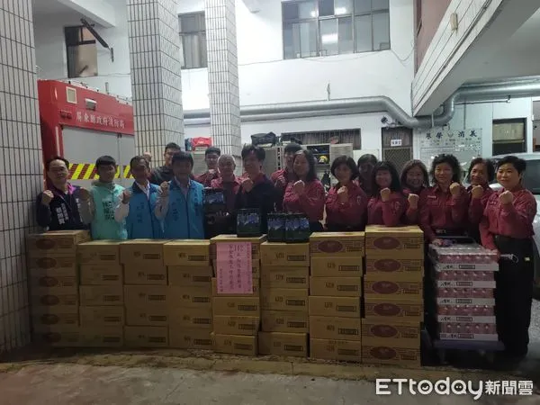 ▲潮州鎮長周品全率同公所人員慰問潮州消防分隊、義消、婦宣人員            。（圖／記者陳崑福翻攝）