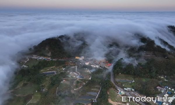 ▲▼從空中俯瞰薑麻園地區，雲霧覆蓋上城鎮，迷濛的雲霧層，宛如瀑布般流進整片薑麻園地區。（圖／張麥斯）