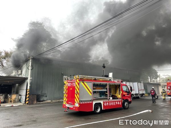 ▲台南市安平區運河路漁市場一樓鐵皮建築倉庫，2日上午發生火警，冒出大量濃煙，消防人員約歷時1小時撲滅火勢，幸好無人員傷亡。（圖／記者林悅翻攝，下同）