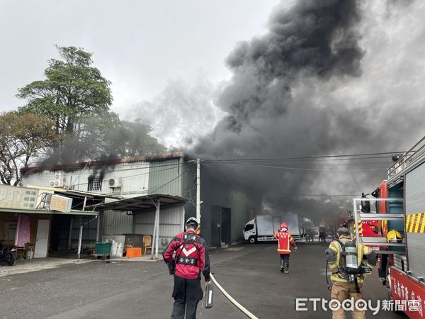 ▲台南市安平區運河路漁市場一樓鐵皮建築倉庫，2日上午發生火警，冒出大量濃煙，消防人員約歷時1小時撲滅火勢，幸好無人員傷亡。（圖／記者林悅翻攝，下同）